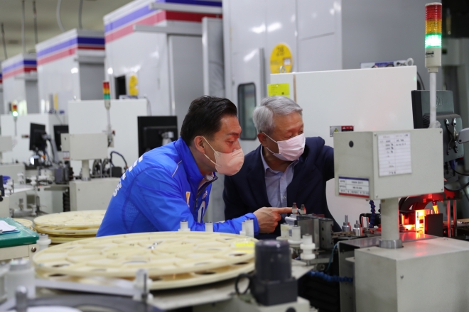 이재준 수원특례시장 당선인이 델타플렉스 입주 기업인과 이야기를 나누고 있다.  수원시 제공