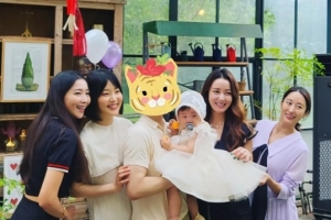 전혜빈, 만삭 미모…한지혜 돌잔치 참석