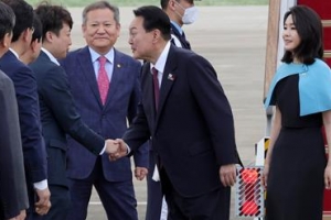 [포토] 윤 대통령, 서울공항 마중나온 이준석 대표와 악수