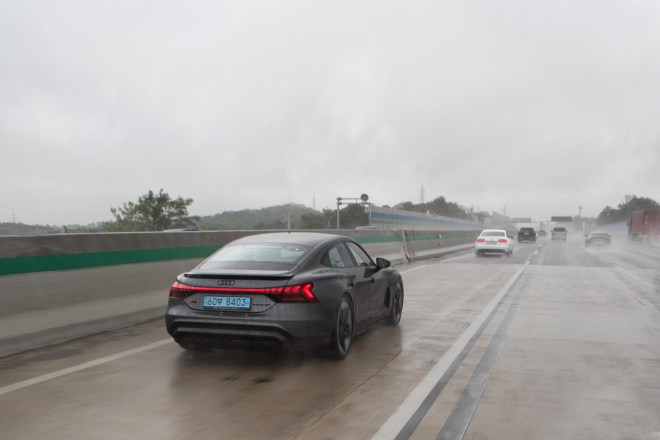 빗길을 달리는 아우디 RS e-트론 GT 아우디폭스바겐코리아 제공