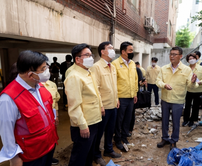 박강수(왼쪽 두 번째) 서울 마포구청장이 민선 8기 임기 첫 날인 1일 최근 집중 호우로 담장이 붕괴된 서교동을 방문해 구청 관계자로부터 현장 상황에 대한 설명을 듣고 있다. 마포구 제공 