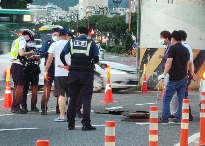 성남시 중원구 단대오거리역 인근 도로에서 3ｍ 넓이 땅 꺼짐 현상이 발생했다.연합뉴스 