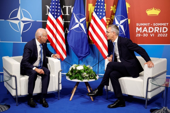 조 바이든(왼쪽) 미국 대통령이 나토(북대서양조약기구) 정상회의가 열린 스페인 마드리드에서 옌스 스톨텐베그르(오른쪽) 나토 사무총장과 회담하고 있다. 2022.6.29 로이터 연합뉴스