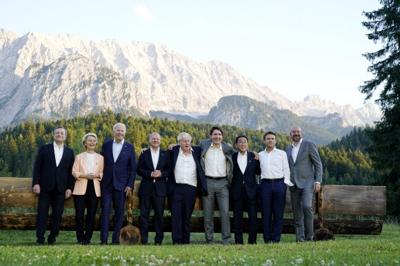 독일 바이에른주 엘마우성에서 열린 주요 7개국(G7) 정상회의에서 G7 정상들이 사진 촬영을 하고 있다. 왼쪽부터 마리오 드라기 이탈리아 총리, 우르줄라 폰데어라이엔 유럽연합(EU) 집행위원장, 조 바이든 미국 대통령, 올라프 숄츠 독일 총리, 보리스 존슨 영국 총리, 쥐스탱 트뤼도 캐나다 총리, 기시다 후미오 일본 총리, 에마뉘엘 마크롱 프랑스 대통령, 샤를 미셸 EU 정상회의 상임의장. 2022.6.26 AP 연합뉴스