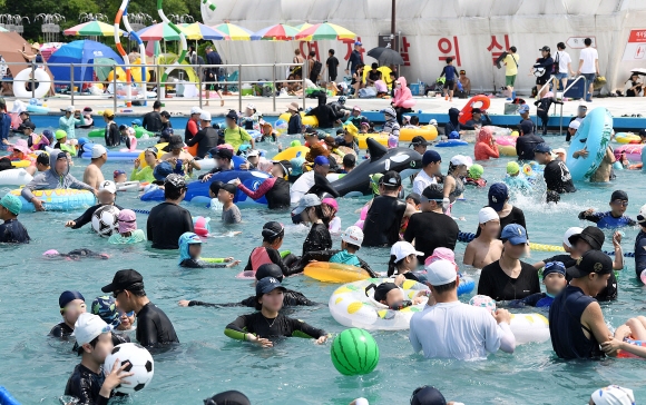 전국 대부분 지역에 폭염특보가 발효된 3일 서울 여의도 한강수영장을 찾은 시민들이 물놀이를 하며 더위를 식히고 있다. 2022.7.3 오장환 기자