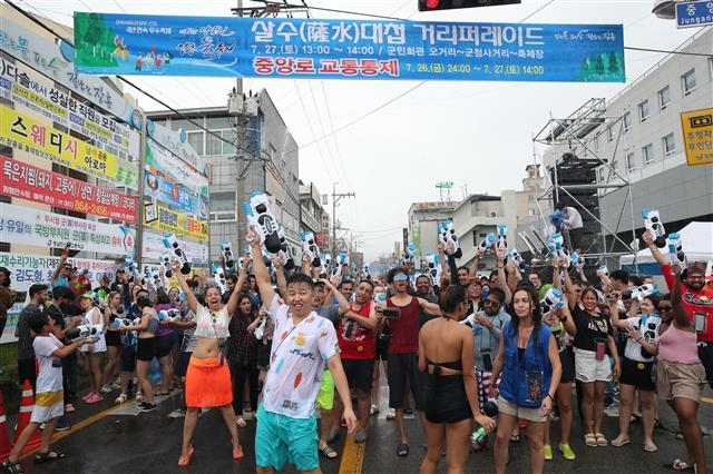시원한 물싸움으로 무더위를 한 방에 날려버리고 있는 지난 2019년 장흥 물축제 모습. 전남도 제공
