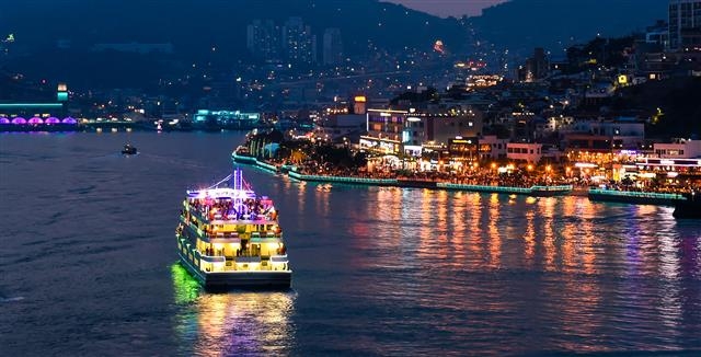 아름다운 항구의 화려한 조명이 색다른 여름밤을 연출하는 여수 밤바다.  전남도 제공