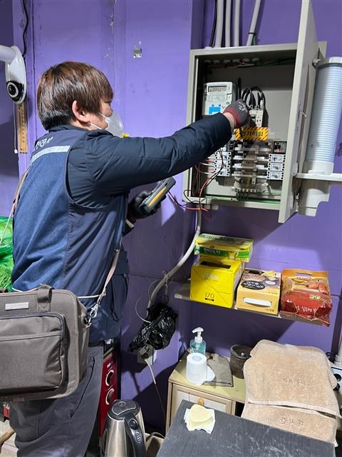 한국전기안전공사 관계자가 서울 강서구 관내 소상공인 업체에서 전기안전점검을 실시하고 있다. 강서구 제공