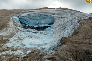 알프스 정상 10도 찍고 빙하는 무너졌다…최소 6명 사망