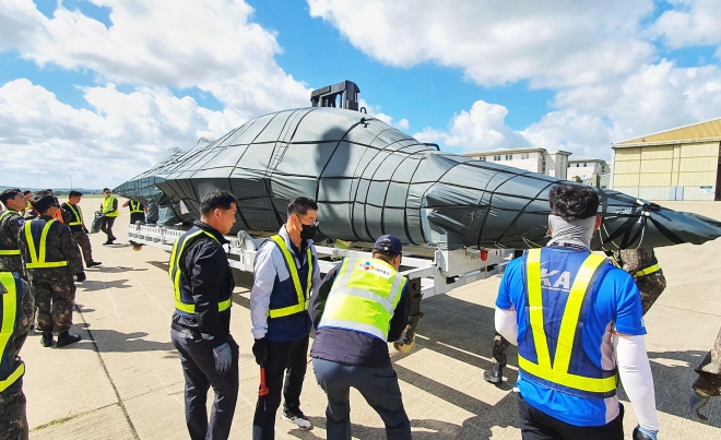 CJ대한통운 관계자들이 영국 스탠스테드 공항에 도착한 블랙이글스 T-50B의 환적 작업을 진행하고 있다. CJ대한통운 제공