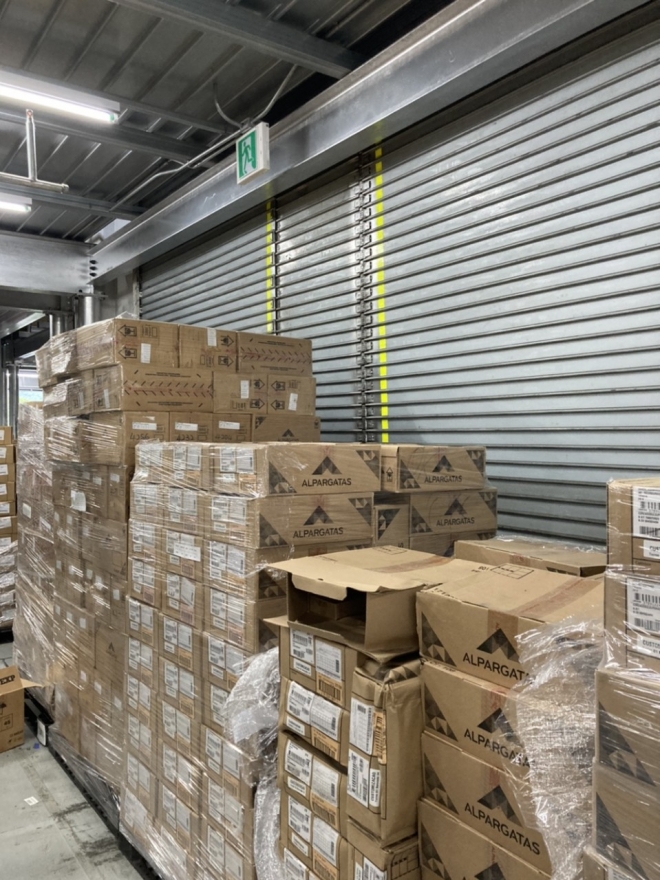 물류창고 비상구 앞을 상자들로 가로막아 놓은 모습. 화재 등 재난 발생시 대피가 불가능하다. 경기소방재난본부 제공