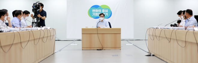 김동연 경기지사가 4일 오전 경기도청에서 민선 8기 첫 간부회의를 주재하고 있다. 경기도 제공 