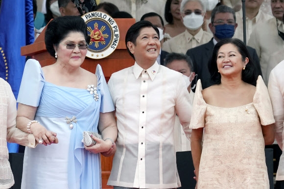 페르디난드 마르코스 주니어가 2022년 6월 30일 목요일 필리핀 마닐라 국립박물관에서 열린 취임식에서 어머니 이멜다 마르코스(왼쪽), 부인 마리아 루이즈 마르코스(오른쪽)와 함께 서 있다. 2022.07.04 AP연합뉴스