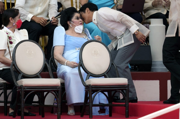 페르디난드 마르코스 주니어 대통령 당선인의 어머니 이멜다 마르코스(가운데)가 2022년 6월 30일 목요일 필리핀 마닐라 국립박물관에서 열린 취임식에 참석하고 있다. 2022.07.04 AP연합뉴스