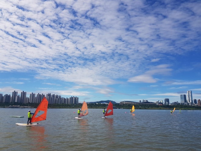 서울 뚝섬유원지 내 서울윈드서핑장에서 윈드서핑 교실이 진행되고 있는 모습. 강동구는 주민들에 수상스포츠의 문턱을 낮추고자 2019년부터 원드서핑 교실을 운영하고 있다. 강동구 제공.