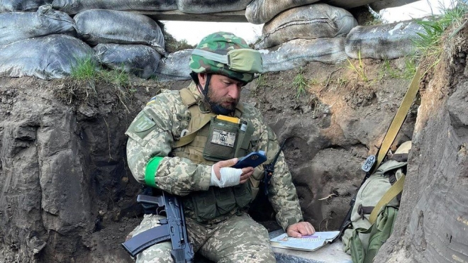 페디르 샨도르 교수는 우크라이나 동부 전선의 참호 속에서 주 2회 제자들과 온라인으로 수업을 진행한다. 영국 BBC 홈페이지 캡처