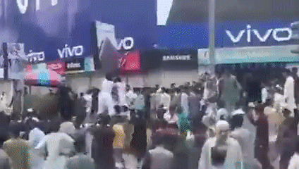 1일(현지시간) 파키스탄 카라치에서 성난 군중이 삼성전자 광고판을 훼손하는 모습. 트위터 캡처