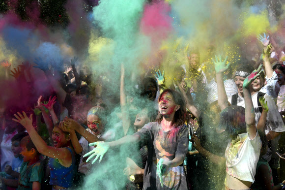 힌두교 최대 축제 ‘홀리’… 색깔 가루 뿌리며 평화 기원