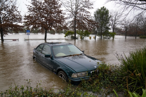 호주 시드니 외곽의 캠든에서 한 차량이 홍수에 반쯤 잠긴 채 방치돼 있다. 2022.7.4 AP 연합뉴스