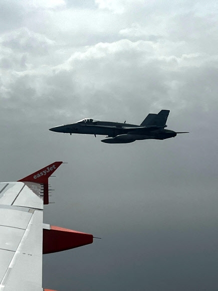 스페인 F-18 전투기가 런던에서 스페인 휴양지 메노르카 섬으로 향하는 Easyjet 항공기를 호위하는 모습. 2022.07.05 AP연합뉴스