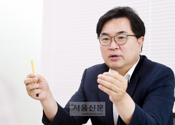 박일하 서울 동작구청장이 5일 서울신문과의 인터뷰에서 구청장이 직접 주도하는 공공참여형 재개발 등 민선 8기 구정 운영 방향에 대해 설명하고 있다. 김명국 기자