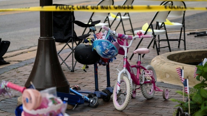 미국 독립기념일인 지난 4일(현지시간) 총기 난사가 벌어진 일리노이주 하이랜드파크의 길거리에 어린이들이 탔던 것으로 보이는 자전거, 스쿠터, 의자 등이 덩그러니 경찰 금지선 안에 모여 있다. 하이랜드파크 로이터 연합뉴스 