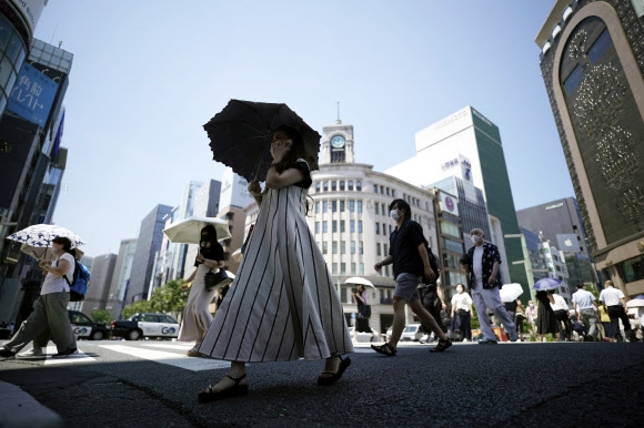 일본 도쿄에서 사람들이 강렬한 태양 아래 횡단보도 위를 걷고 있다. 2022.6.28 AP 뉴시스