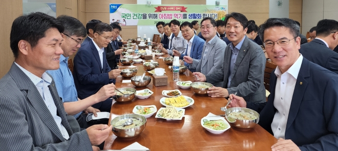 농협 전남지역본부가 아침밥 먹기 캠페인을 벌이고 있다. 