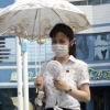 북한 폭염으로 펄펄… 양산에 손풍기 든 평양 여성