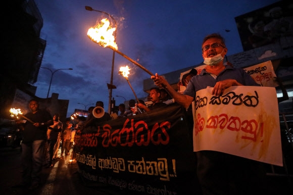 5일(현지시간) 스리랑카 수도 콜롬보에서 시민들이 횃불을 들고 경제난에 항의하는 시위를 벌이고 있다. 콜롬보 EPA 연합뉴스