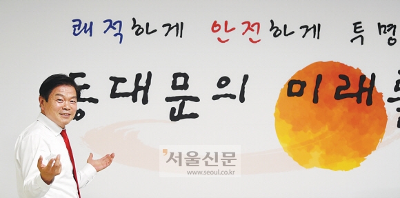 이필형 서울 동대문구청장이 6일 서울신문과 인터뷰하며 청량리역 복합개발 및 패션 봉제 산업 육성 등 민선 8기 핵심 공약을 설명하고 있다. 박윤슬 기자