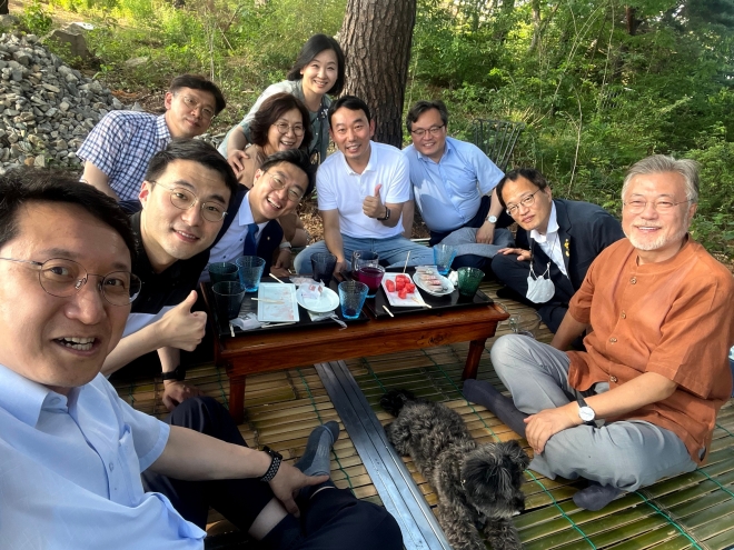 더불어민주당 초·재선 의원들이 지난 3일 경남 양산 평산마을을 찾아 문재인 전 대통령을 만났다. 이수진 의원 페이스북 캡처