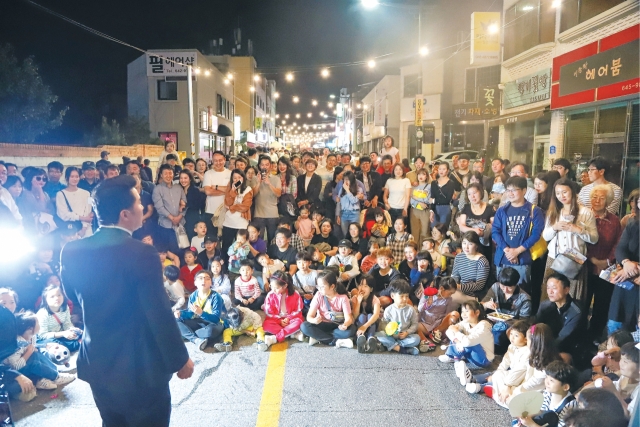 강릉문화원의 문화재 야행 프로그램이 전국의 예술단체 및 관광객들로부터 큰 인기를 얻고 있다. 강릉문화원 제공 