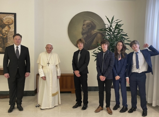 최근 아들 4명과 함께 교황을 만난 일론 머스크. 머스크 트위터 캡처.