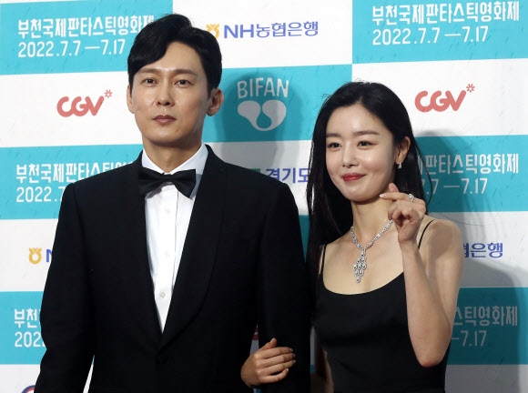 제26회 부천국제판타스틱영화제 개막식 사회자인 배우 박병은·한선화가 7일 오후 부천시 부천시청 잔디마당에서 열린 개막식에 참석하기 전 포토월 앞에서 포즈를 취하고 있다.    연합뉴스 