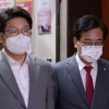 [포토]국민의힘 이준석대표 징계 첫날...당대표실 앞 지나는 권성동 원내대표