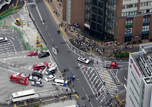 아베 신조 전 일본 총리가 8일 총격을 받고 심폐정지 상태에 빠진 직후 나라 시의 한 거리에 응급요원들이 출동하고 있다. 나라 교도 로이터 연합뉴스 