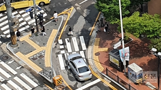 무신호 횡단보도를 건너는 시민들 사이로 차량 한 대가 우회전하는 모습. 서울신문DB