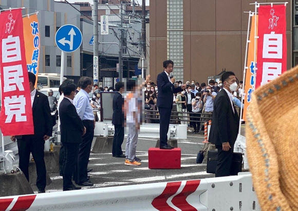 8일 오전 11시30분쯤 나라현 야마토사이다이지역 부근에서 유세 도중 총에 맞아 심폐정지 상태에 빠진 아베 신조 전 일본 총리의 피격 직전 모습. 나라 EPA 연합뉴스