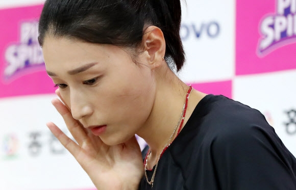 ‘배구여제’ 김연경(34)이 8일 강원 홍천군 종합운동장에서 열린 흥국생명 핑크스파이더스 복귀 기자회견에 참석해 얼굴을 만지고 있다. 2022.7.8  연합뉴스