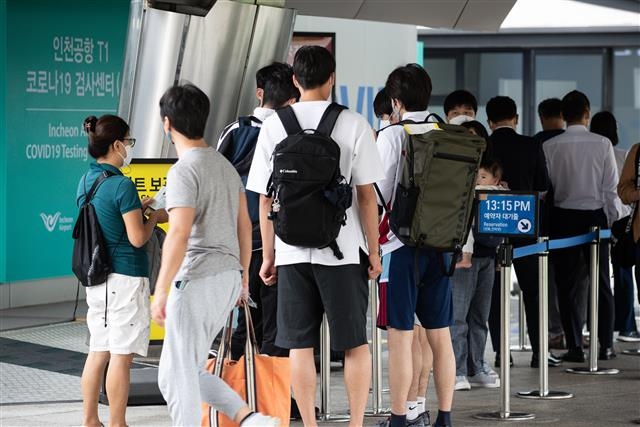 방역당국이 코로나19 재확산을 공식 인정한 지난 8일 인천국제공항 코로나19 검사센터를 찾은 여행객들이 줄지어 검사를 기다리고 있다. 인천공항 뉴스1