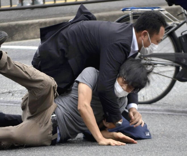 8일 오전 아베 신조 전 일본 총리를 총기로 저격한 전 자위대 장교 출신 남성이 범행 직후 경호원들에게 붙잡히고 있다. 로이터 연합뉴스