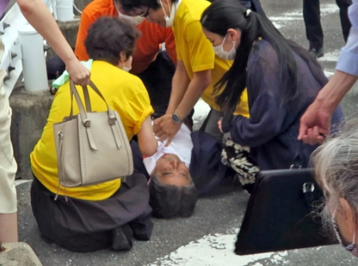 아베 신조 전 일본 총리(가운데)가 8일 서부 나라현에서 참의원 선거 유세 도중 총격을 받고 길바닥에 쓰러져 있다. AP·교도 연합뉴스