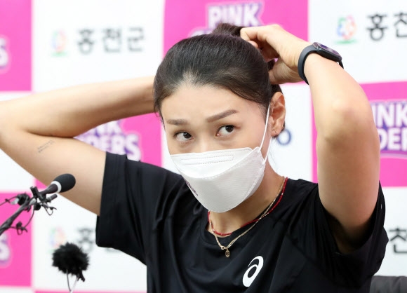 김연경(34)이 8일 강원 홍천종합운동장에서 열린 흥국생명 복귀 기자회견에 앞서 머리카락을 고쳐 묶고 있다. [연합뉴스]