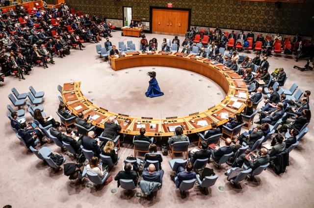 러시아가 우크라이나를 침공한 다음날인 지난 2월 25일 미국 뉴욕 유엔본부에서 열린 유엔 안전보장이사회에서 러시아 규탄 결의안이 논의되고 있다. 뉴욕 AP 연합뉴스  