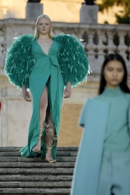 A model wears a creation as part of the Valentino women‘s Fall-Winter Haute Couture 2022-23 collection, unveiled in Rome’s Spanish Steps, Friday, July 8, 2022. (AP Photo/Gregorio Borgia)