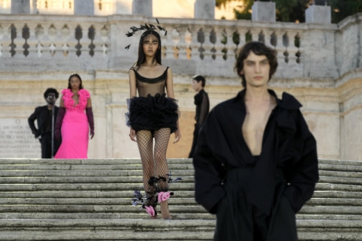 Models wear creations as part of the Valentino women‘s Fall-Winter Haute Couture 2022-23 collection, unveiled in Rome’s Spanish Steps, Friday, July 8, 2022. AP 뉴시스