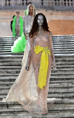 Models present creations from the Haute Couture Fall/Winter 2022/23 collection by Italian label Valentino, on the Spanish Steps, downtown Rome, Italy, 08 July 2022. EPA 연합뉴스