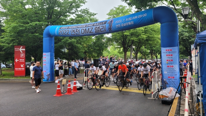 전국에서 모여든 1100여명의 자전거 동호인들이 출발하고 있다.