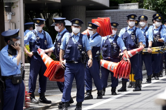 9일 일본 도쿄의 아베 신조 전 일본 총리 자택 앞에서 경찰관들이 경비를 서고 있다. 아베 전 총리는 전날 참의원 선거 유세 도중 피격 사망했다. 2022.7.9 AP 연합뉴스